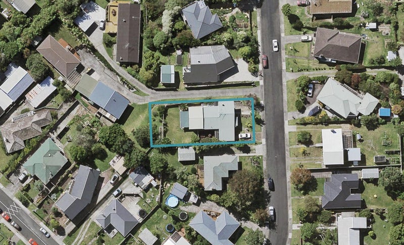10 Lyford Crescent, Sunnynook, Auckland - Carousel 1