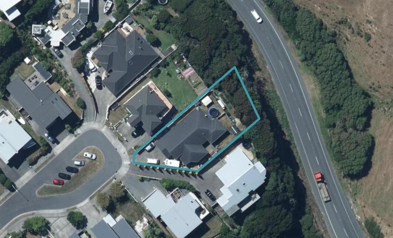 16 St Austell Close, Camborne, Porirua - Carousel 1