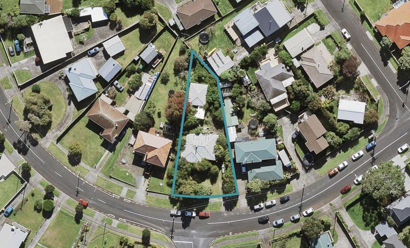 33 Gloria Avenue, Te Atatu Peninsula, Auckland - Carousel 1