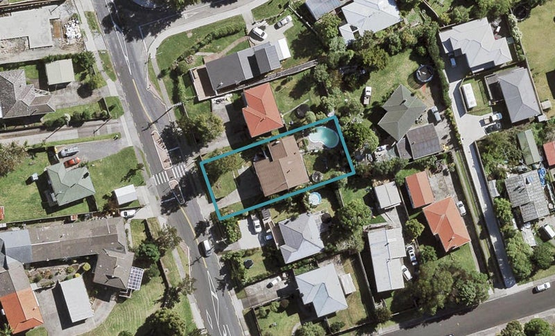 96 View Road, Henderson, Auckland - Carousel 1