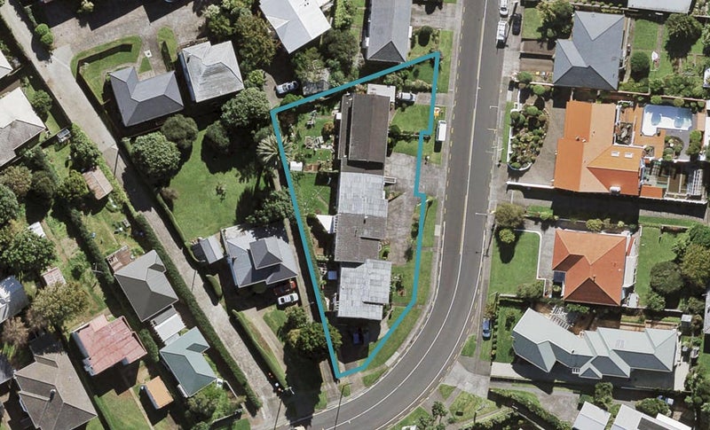 2/16 Warren Avenue, Three Kings, Auckland - Carousel 1