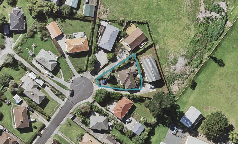 9 Cintra Place, Glen Innes, Auckland - Carousel 1