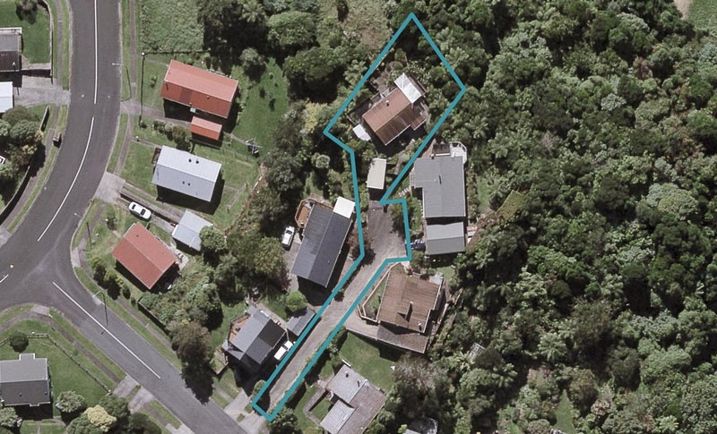 5B Lindaver Grove, Merrilands, New Plymouth - Carousel 1
