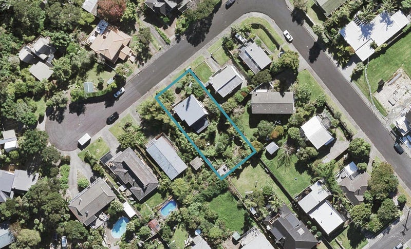 8 Oruamo Place, Beach Haven, Auckland - Carousel 1