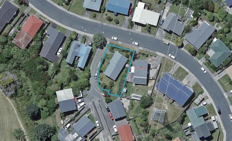 7 Colchester Crescent, Newlands, Wellington - Carousel 1
