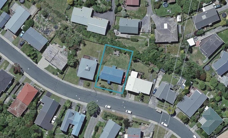 14 Colchester Crescent, Newlands, Wellington - Carousel 1
