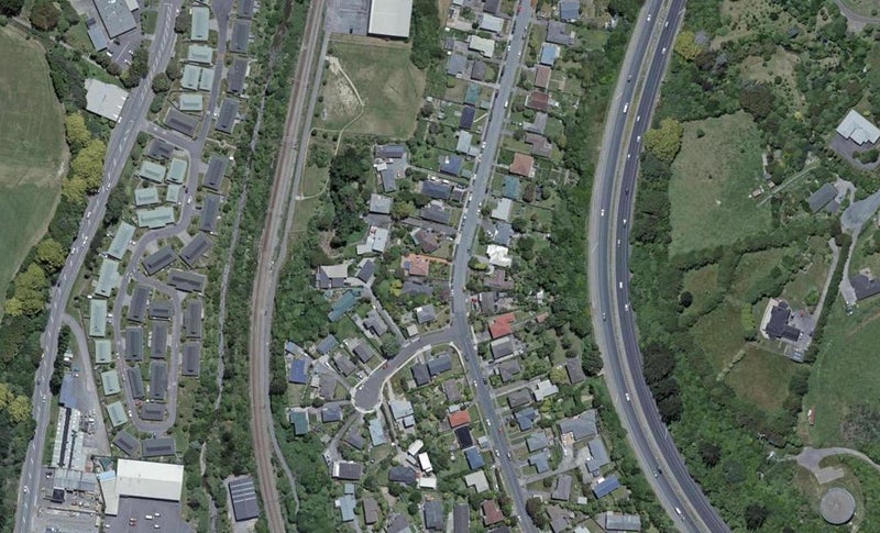 66 Taylor Terrace, Tawa, Wellington - Carousel 1