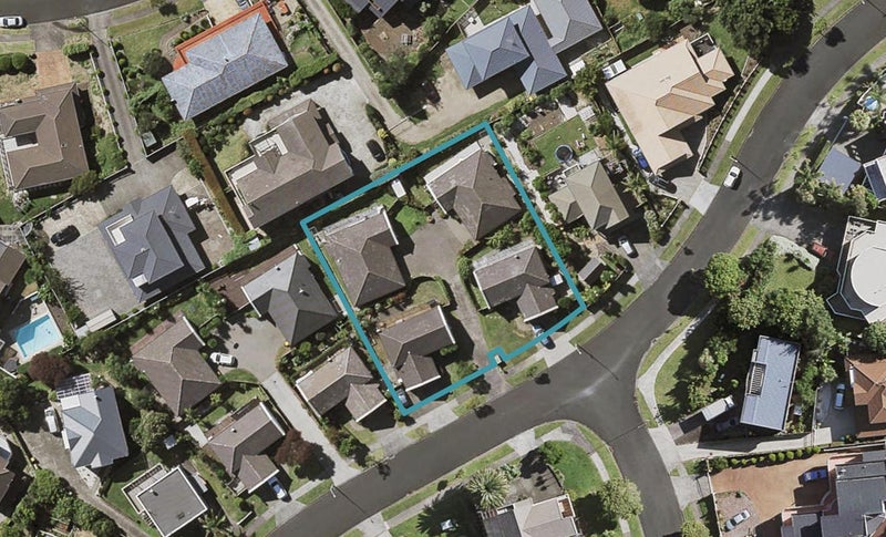 2/7 Ribbonwood Crescent, Goodwood Heights, Auckland - Carousel 1
