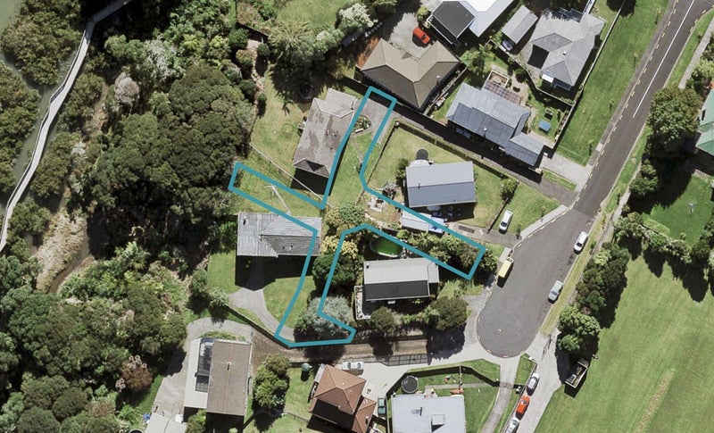 11 Pahekoheko Place, Te Atatu Peninsula, Auckland - Carousel 1