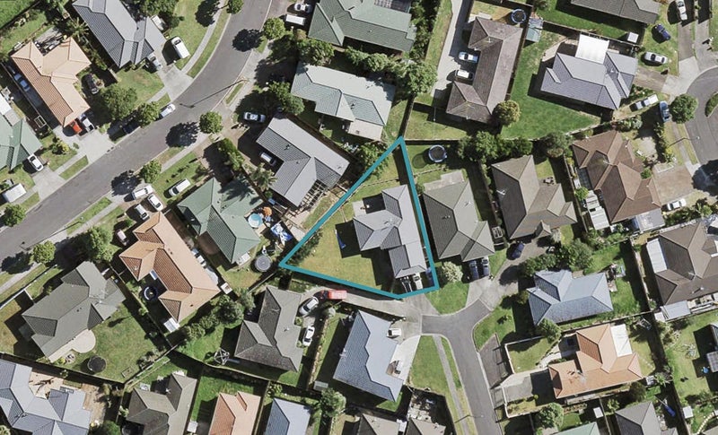 8 Taatahi Street, Weymouth, Auckland - Carousel 1
