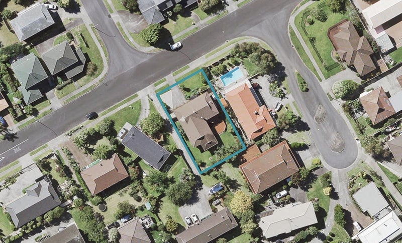 30 Dalwhinnie Parade, Highland Park, Auckland - Carousel 1