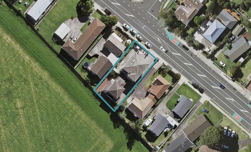 2/27 Akoranga Drive, Northcote, Auckland - Carousel 1