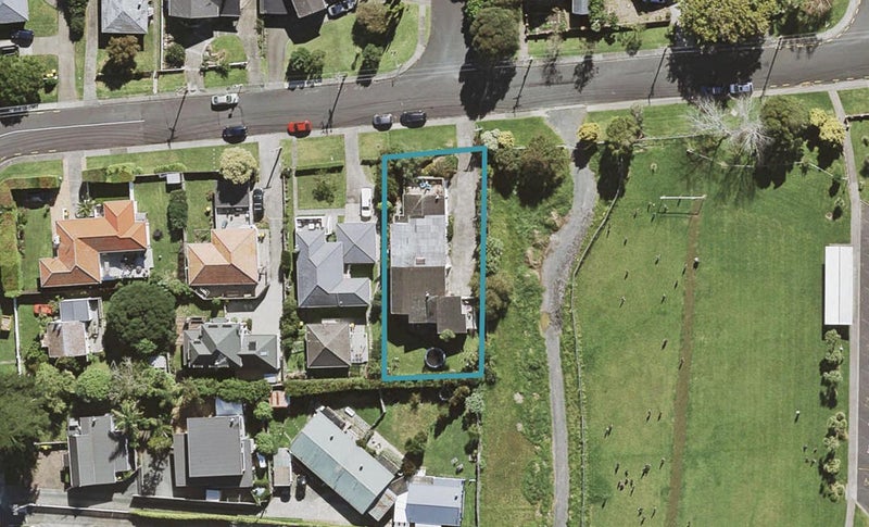 33A GLADSTONE RD, Northcote, Auckland - Carousel 1
