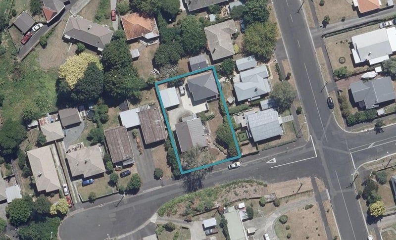 11 Brookfield Street, Hamilton East, Hamilton - Carousel 1
