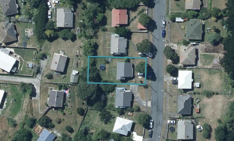 24 Northumberland Street, Cannons Creek, Porirua - Carousel 1