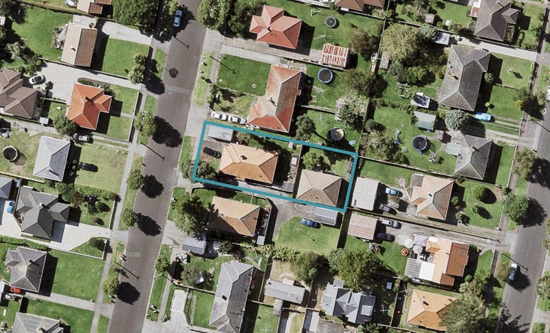 12 Kawiti Avenue, Point England, Auckland - Carousel 1