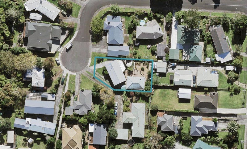 10 Bridgens Avenue, Te Atatu Peninsula, Auckland - Carousel 1