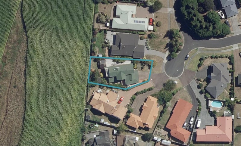 15 Sunny Dale, Western Heights, Hamilton - Carousel 1