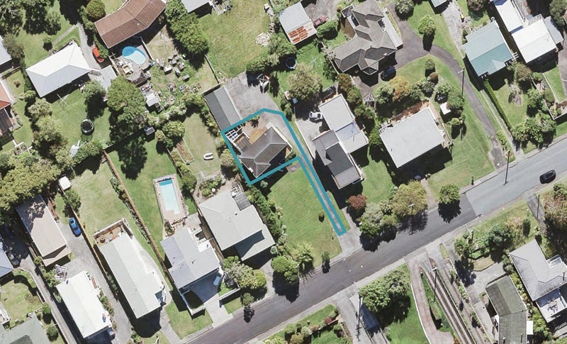 77 Cliff View Drive, Green Bay, Auckland - Carousel 1