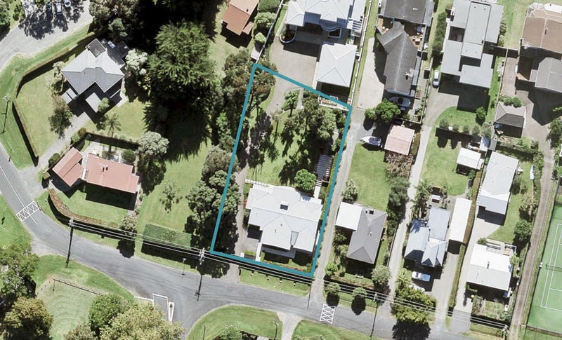 10 Glamis Avenue, Manly, Whangaparāoa - Carousel 1