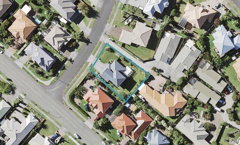 32 Rochester Crescent, Somerville, Auckland - Carousel 1
