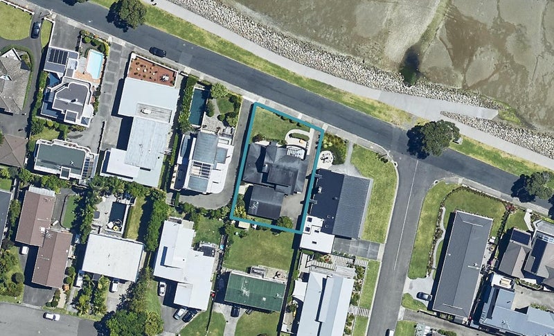 39 Beach Road, Otumoetai, Tauranga - Carousel 1