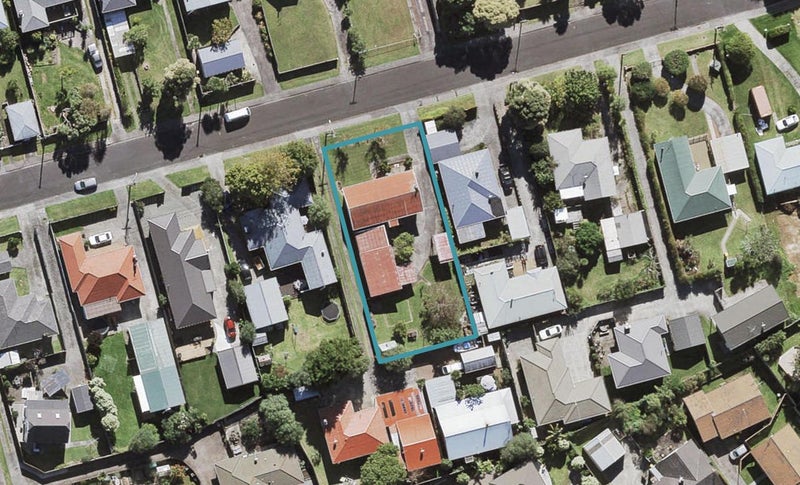 21 Coniston Avenue, Te Atatu South, Auckland - Carousel 1