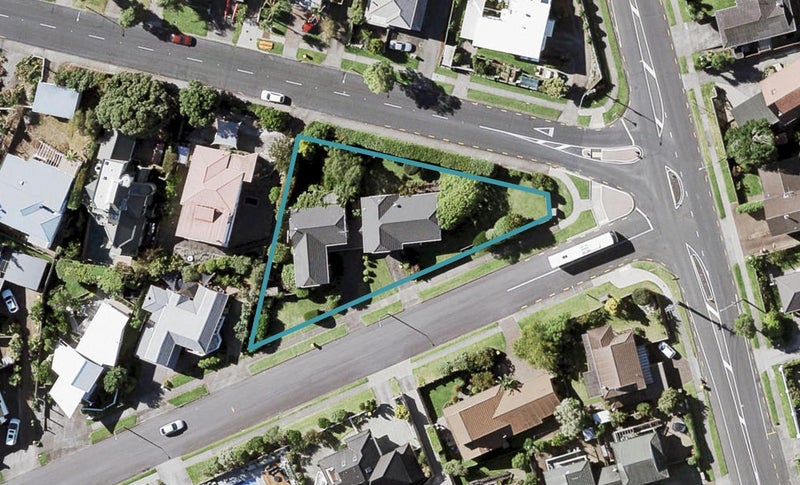 2/2 Whitcombe Road, Bucklands Beach, Auckland - Carousel 1