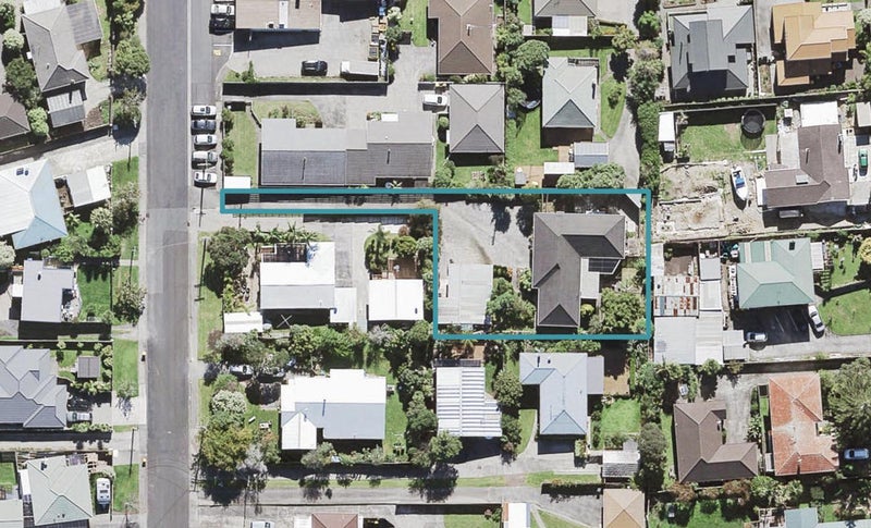 6A Bishop Street, Green Bay, Auckland - Carousel 1