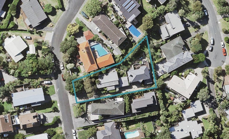2/4 Sandford Street, Campbells Bay, Auckland - Carousel 1