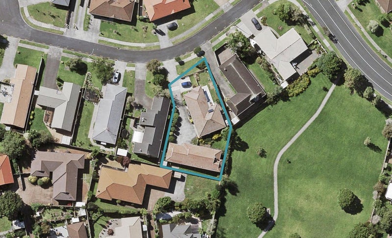 2/6 Mirabell Place, Golflands, Auckland - Carousel 1