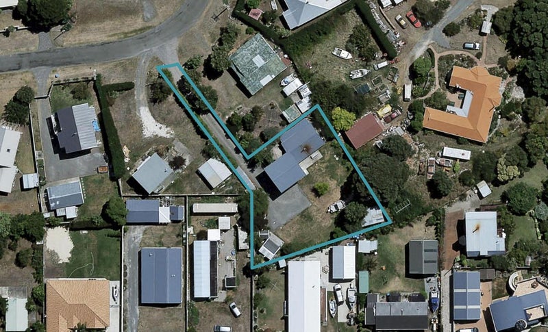 6 Gillies Crescent, Waimarama, Havelock North - Carousel 1