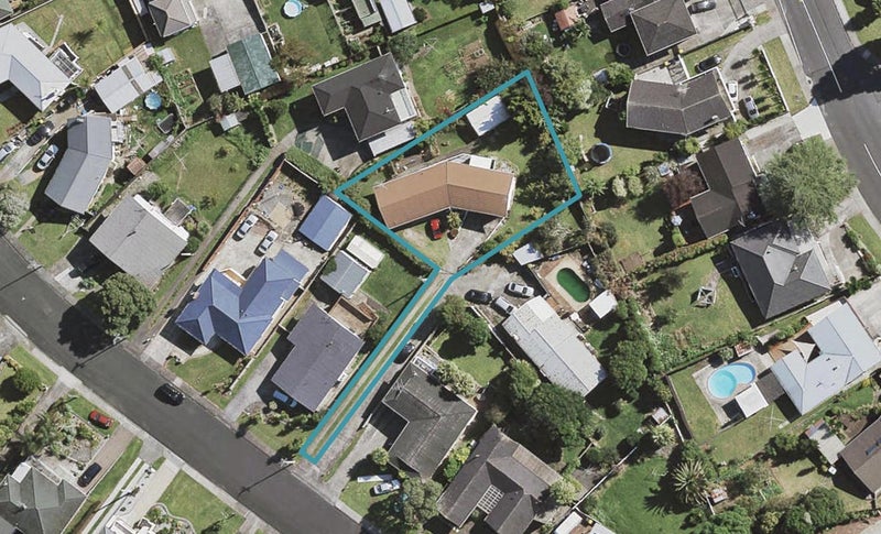 16 Lynmore Drive, Hillpark, Auckland - Carousel 1