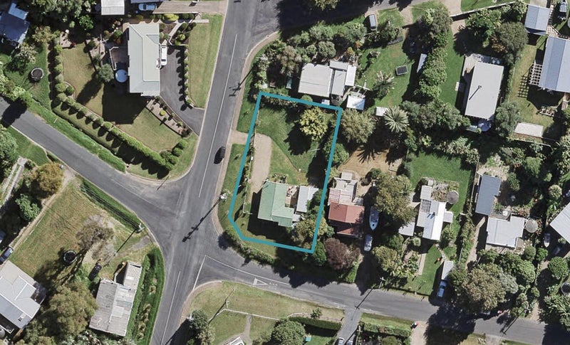 24 Tui Street, Oneroa, Waiheke Island - Carousel 1
