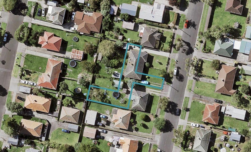 1 Tokomaha Lane, Point England, Auckland - Carousel 1