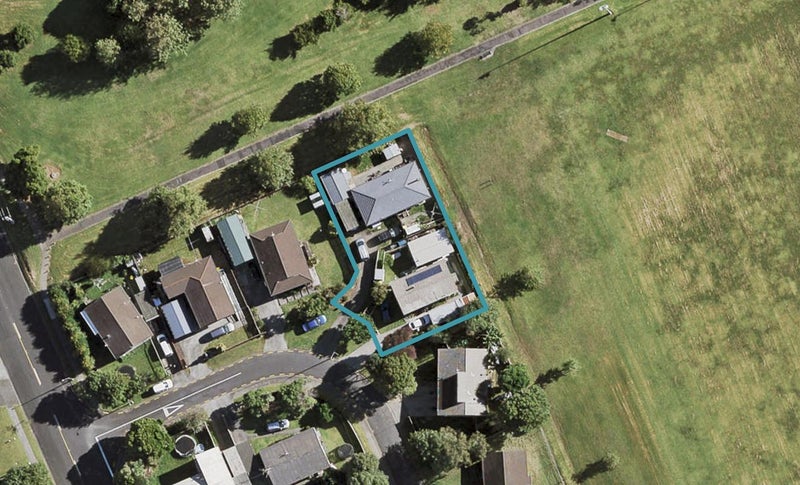 1/8 Celmisia Place, Weymouth, Auckland - Carousel 1