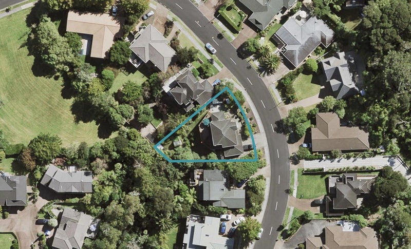 18 Woodfern Crescent, Titirangi, Auckland - Carousel 1