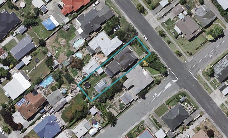 702 Avenue Road West, Saint Leonards, Hastings - Carousel 1