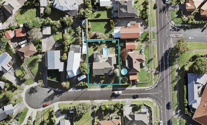 1 Mayburn Road, Te Atatu Peninsula, Auckland - Carousel 1