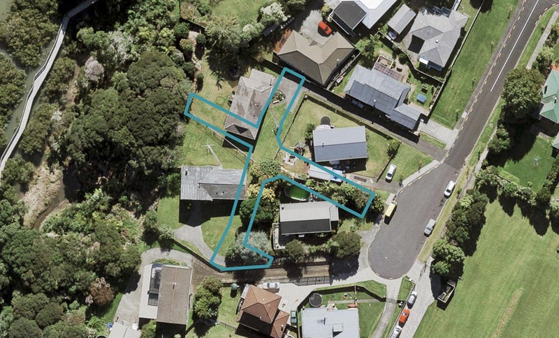 8 Pahekoheko Place, Te Atatu Peninsula, Auckland - Carousel 1