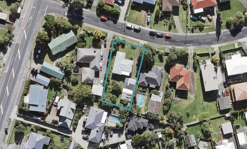 5 Tiroroa Avenue, Te Atatu South, Auckland - Carousel 1