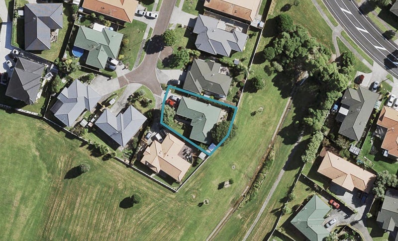 10 Harobed Place, Weymouth, Auckland - Carousel 1