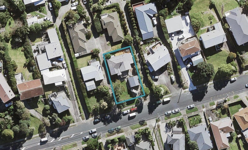 13 Roberts Road, Glenfield, Auckland - Carousel 1