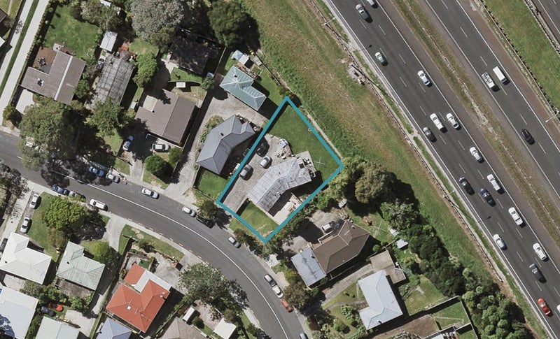 15 Totaravale Drive, Totara Vale, Auckland - Carousel 1