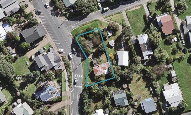 9 Miami Avenue, Surfdale, Waiheke Island - Carousel 1