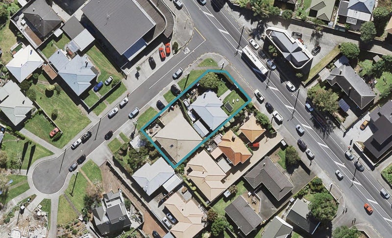 1/2 Roskill Way, Three Kings, Auckland - Carousel 1