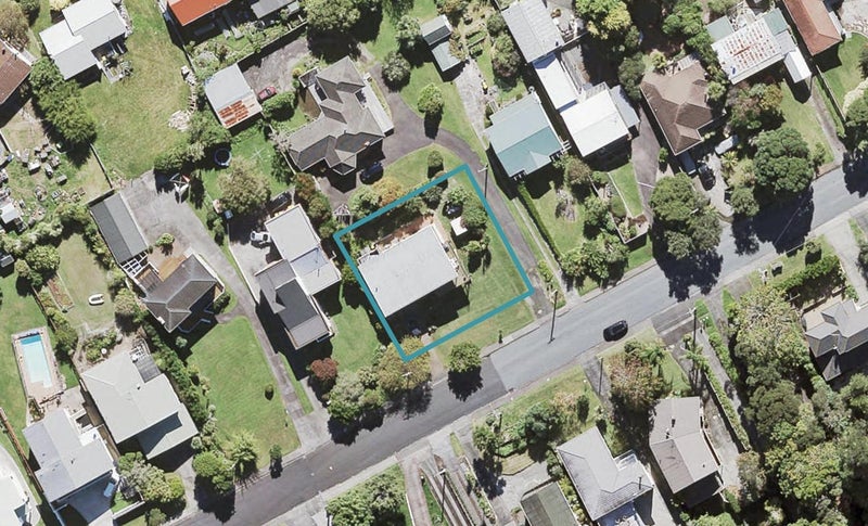 73 Cliff View Drive, Green Bay, Auckland - Carousel 1