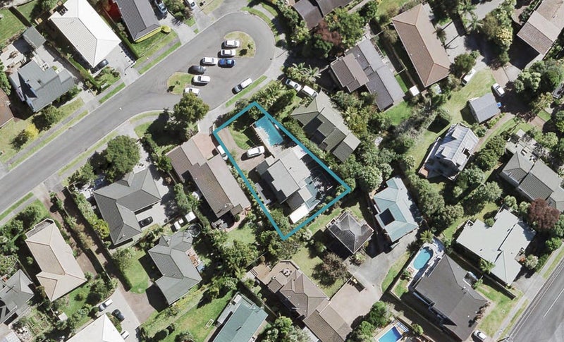 39 Taupiko Place, Green Bay, Auckland - Carousel 1