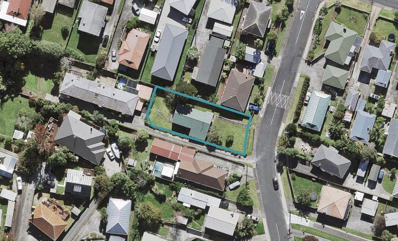 3 Kirrie Avenue, Te Atatu South, Auckland - Carousel 1
