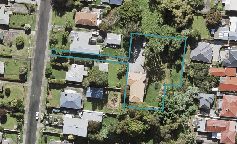 13 Longburn Road, Henderson, Auckland - Carousel 1